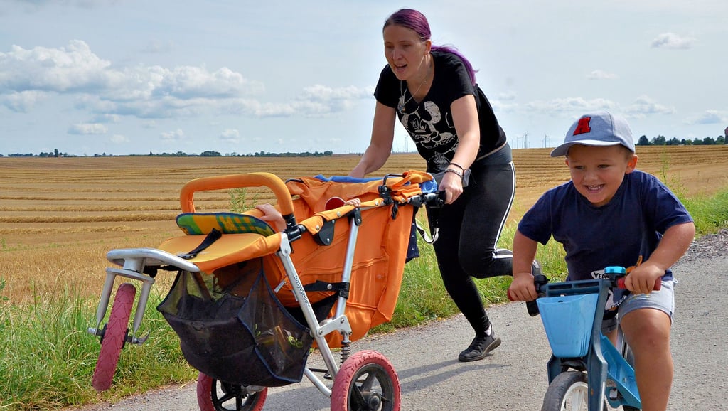 So niedlich sah Linus auf seinem Laufrad aus. Mit „Tante Claudia“ und Luke im Kinderwagen ist er bei einer kleinen Friedensfahrt zum Wasserfest einen kleinen Hügel einmal hoch und runter gesprintet. Die Aktion hatte nur noch zwei weitere Teilnehmer, Lennerd und Leon.