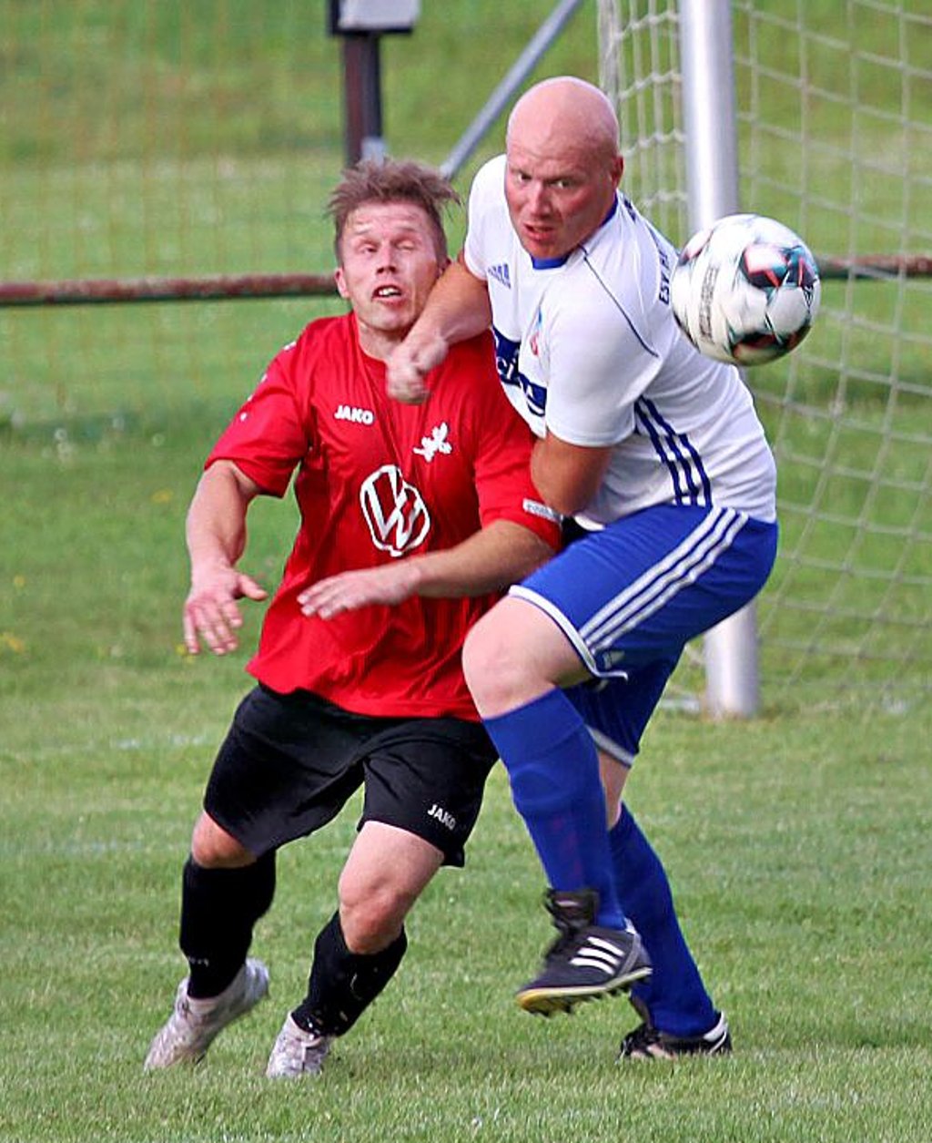 Rustikaler Zweikampf zwischen Kai Eckardt (l.) und Marcus Müller.
