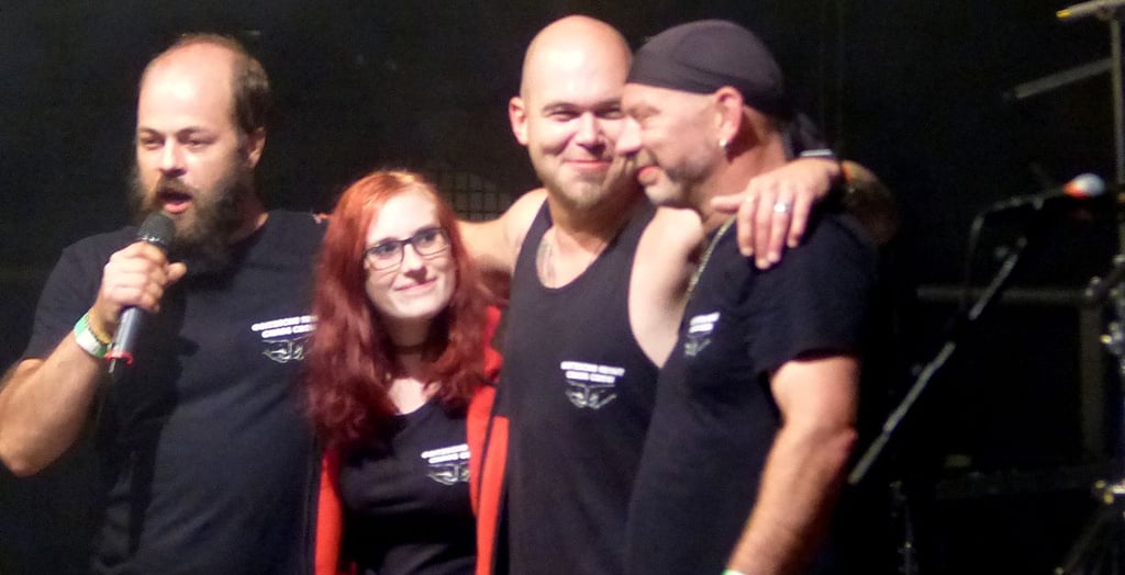 Eine Danksagung mit Mikro von der Bühne aus. Am 19. Juni wurde der Mann von Mitgliedern der Goitzsche Front Chaos Crew gerettet.