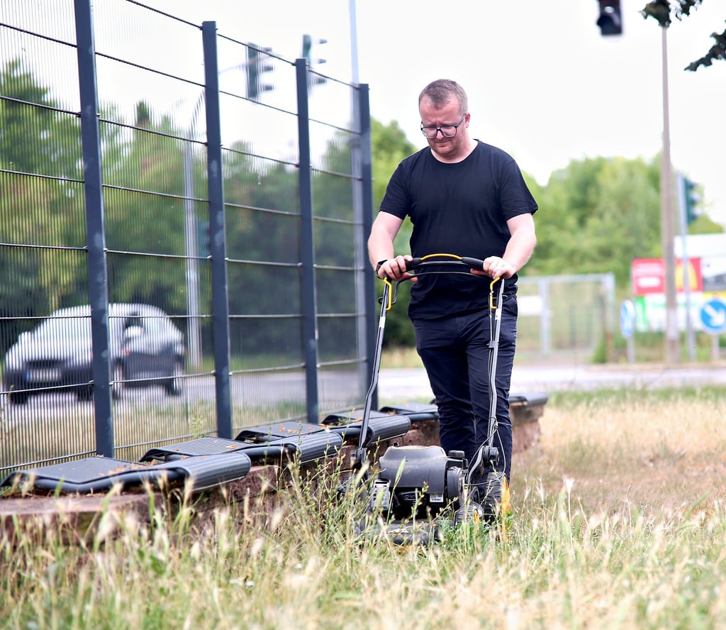 René Wölfer überzeugte sich selbst davon, wie viel Arbeit die Pflege der Grünflächen bereitet. Hundekot, Müll und das hohe Gras erschwerten die Arbeiten.