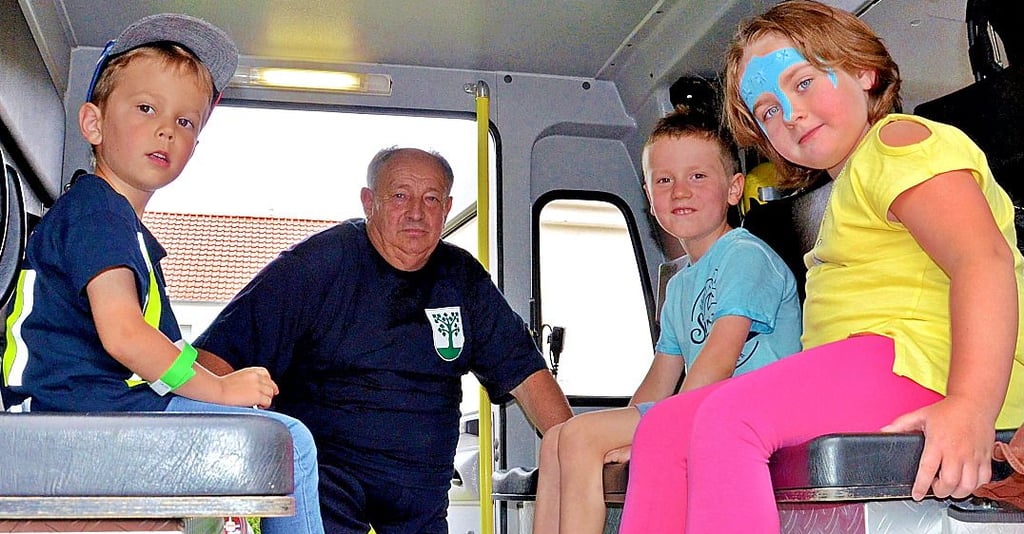 Wie Leon (links), Isabell und Louis nutzen viele Kinder die Gelegenheit, um mir Klaus Kappert und dem Feuerwehrauto eine Runde zu drehen.