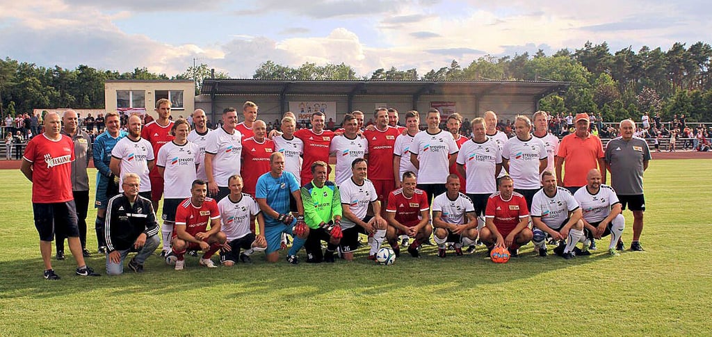 Diese Begegnung wird lange in Erinnerung bleiben, auch wegen der vielen Fotos, die dabei geschossen wurden. Aber Tore fielen ebenfalls reichlich.