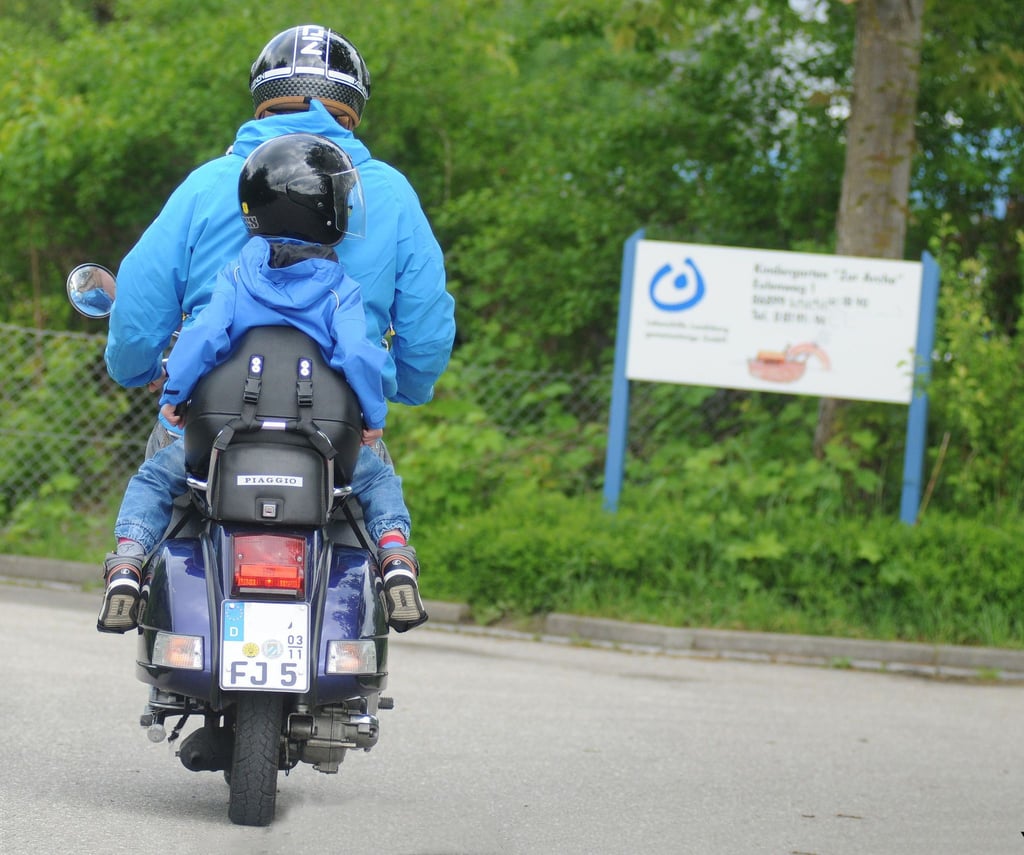 Freude oder eher eine Qual? Damit die Motorradausfahrt mit dem Nachwuchs gelingt, sollten Fahrer und Beifahrer vorab üben.