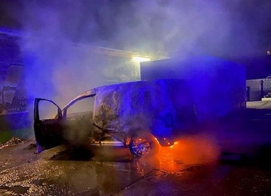Aus bislang ungeklärter Ursache ist gestern (31.August) gegen 22.40 Uhr ein auf dem Gelände einer Autowerkstatt am Schüttewall in Schwanebeck abgestellter VW Caddy in Brand geraten.