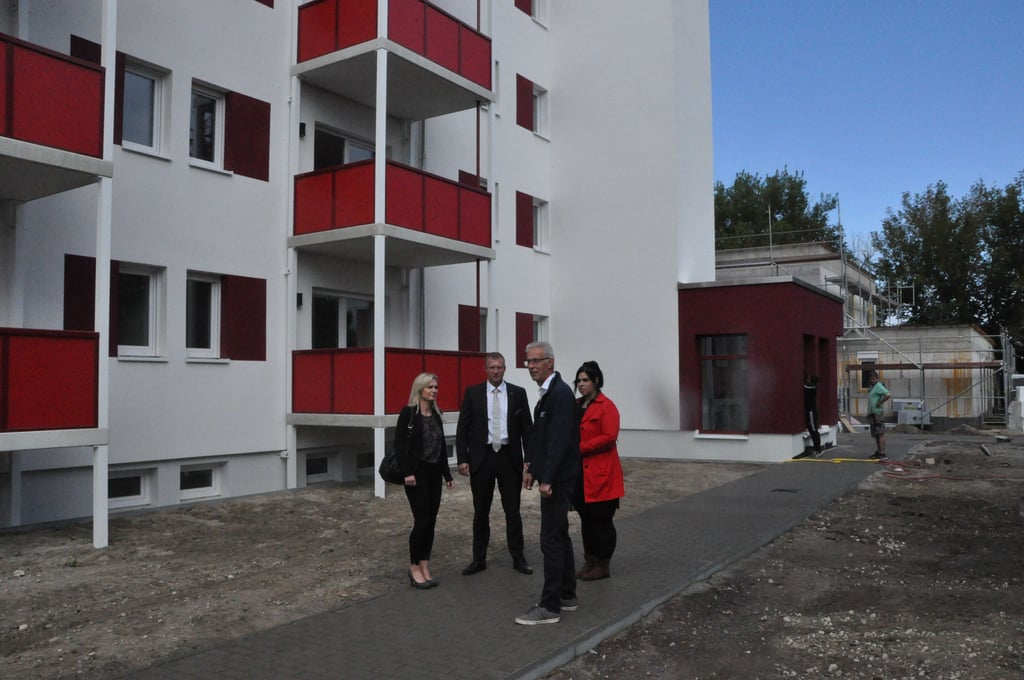 Hausverwalterin Theresa Schreiber (von rechts), DRK-Vorstand Frank-Michael Ruth, Vize-Landrat Thomas Barz und Pflegedienstleiterin Darina Endert bei der Vor-Ort-Besichtigung.