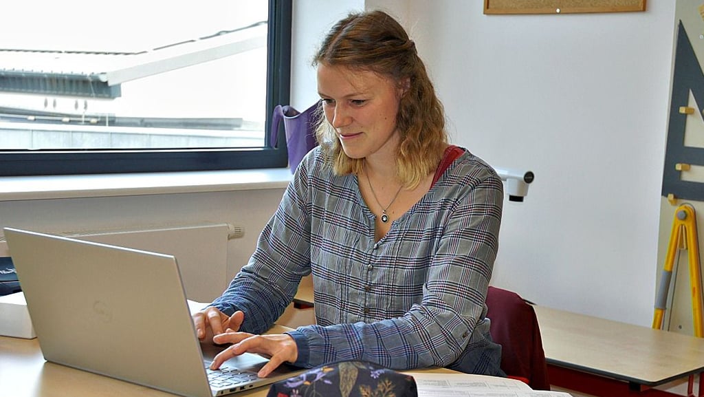 Malin Ellert bereitet ihr erstes Schuljahr als Lehrerin vor. Ab sofort unterrichtet die Schönebeckerin an der Grundschule Welsleben.