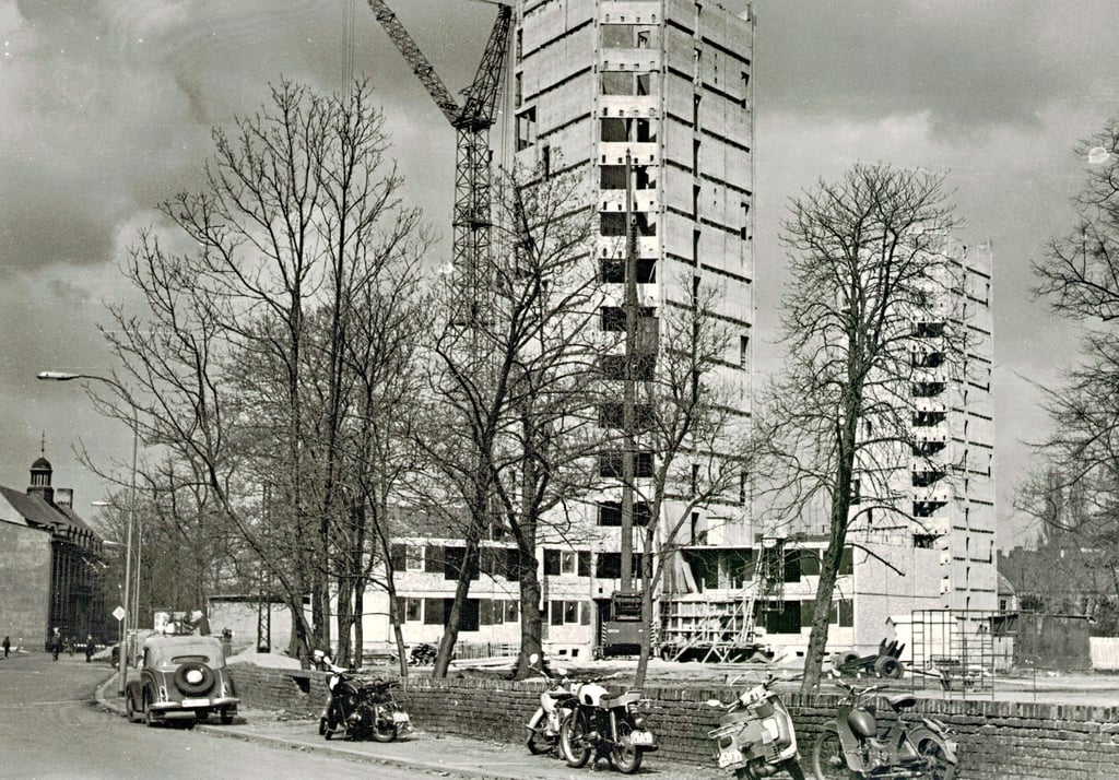 Das Foto entstand während der Bauphase der Y-Hochhäuser in Dessau in den 1970er Jahren.