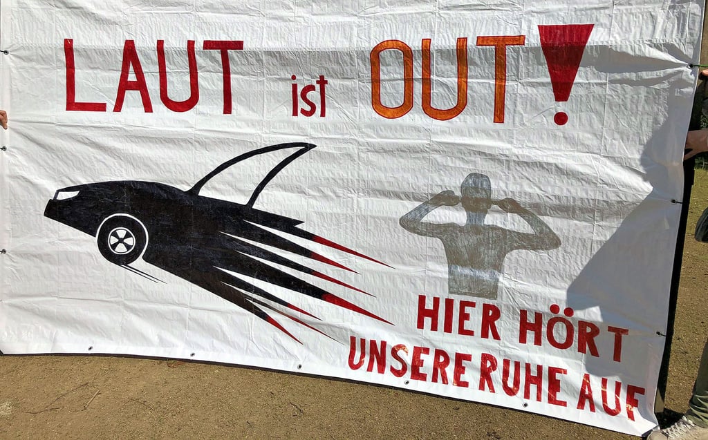 Mit diesem Banner hatte die Bürgerinitiative Lärmschutz aus Kötzschen im Frühjahr erstmals auf das Problem der Anwohner aufmerksam gemacht.