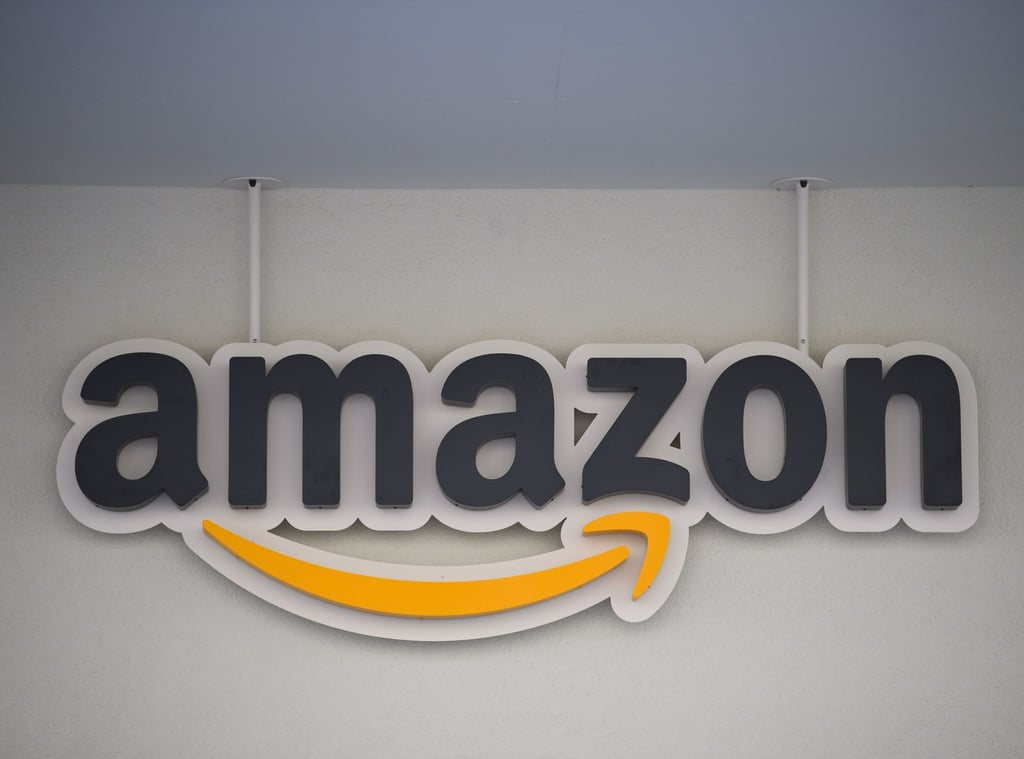Das Logo von Amazon ist am Eingang eines Gebäudes angebracht.