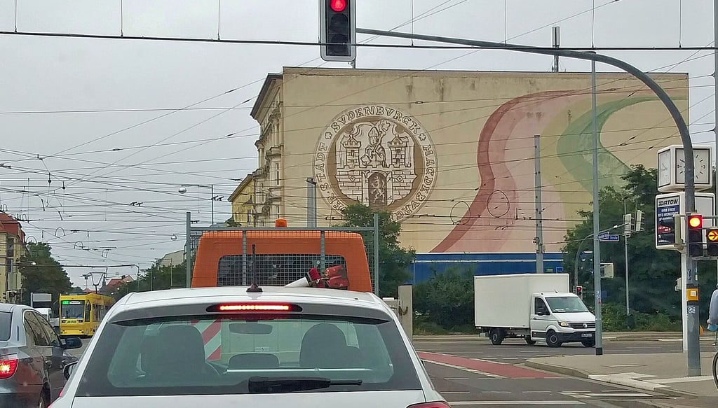 Das Wappen der Hauswand des Gebäudes Halberstadter Straße 63 in Magdeburg. Es soll ausgebessert werden. Die Volksstimme forscht nach der Entstehungsgeschichte.