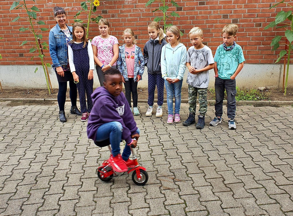 Das kleinste Fahrrad der Welt war für die Hortkinder im Havelberger Jugendzentrum die größte Attraktion.