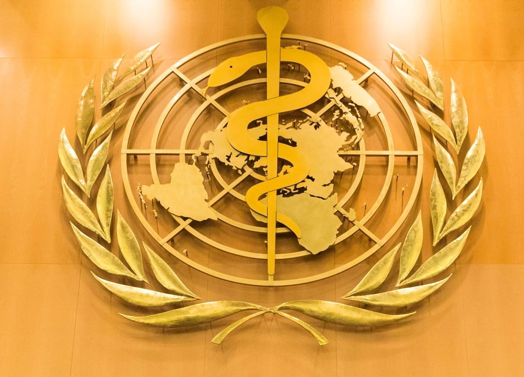 Das Logo der Weltgesundheitsorganisation (WHO) im europäischen Hauptquartier der Vereinten Nationen in Genf.