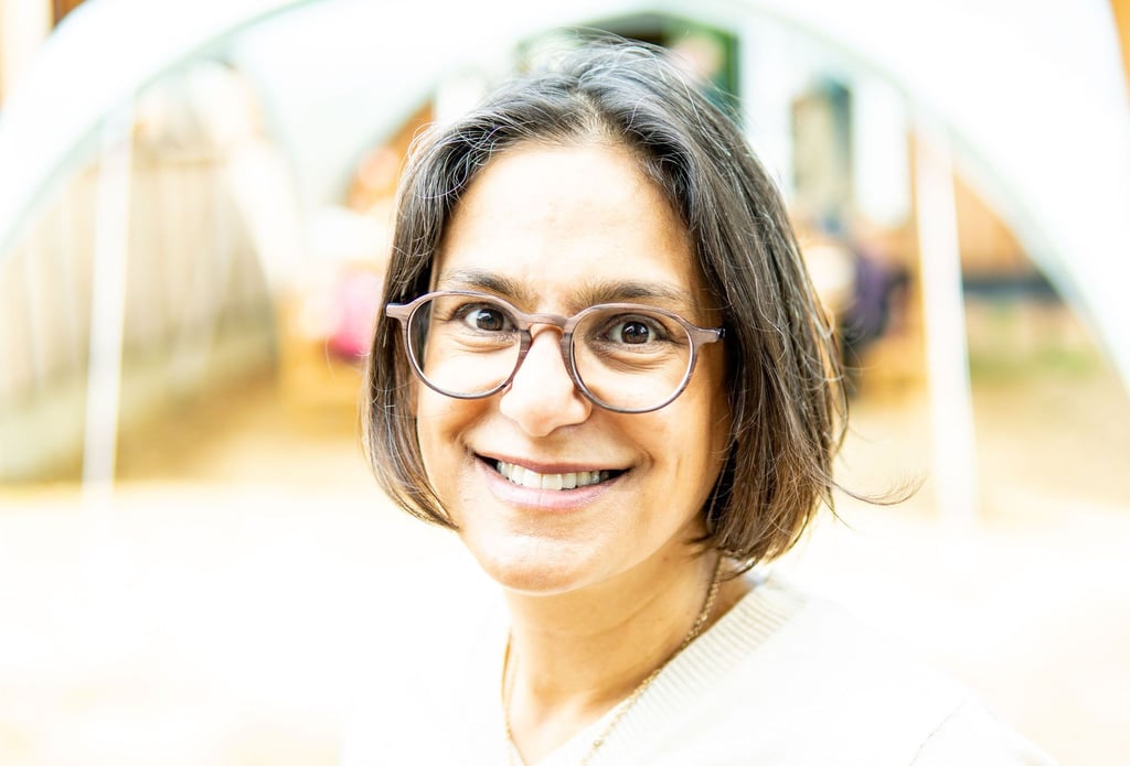 Serpil Midyatli (SPD), Landesvorsitzende der SPD Schleswig-Holstein, schaut in die Kamera.