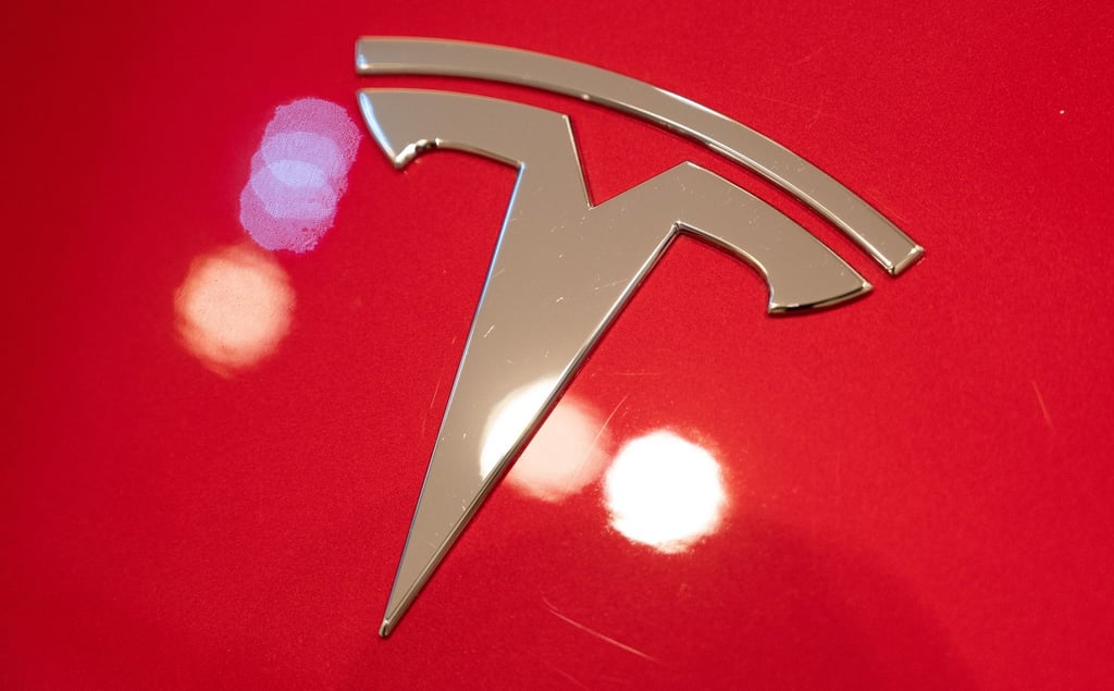Auf einem Tesla in einem Tesla Showroom ist das Logo des Herstellers.