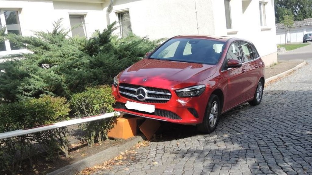 Aufgebockt: Der Mercedes prallte frontal gegen die Schranke am Gardelegener Altmark-Klinikum.