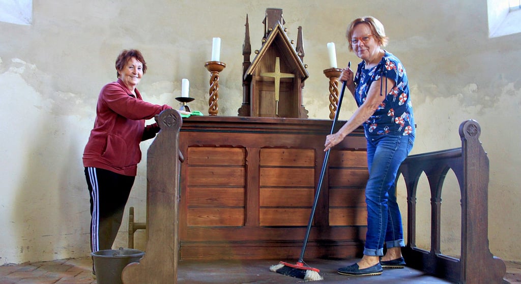 Anita Kanstorf (links) und Erika Moritz bringen vor dem Sommerfest den Altar in der Katharinenkirche in Gutenswegen auf Hochglanz.