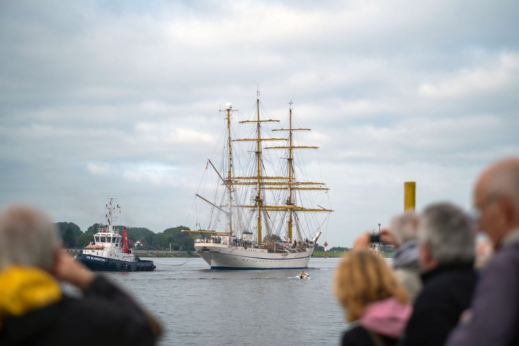 Das Marineschulschiff „Gorch Fock“ verlässt die Lürssen-Werft.
