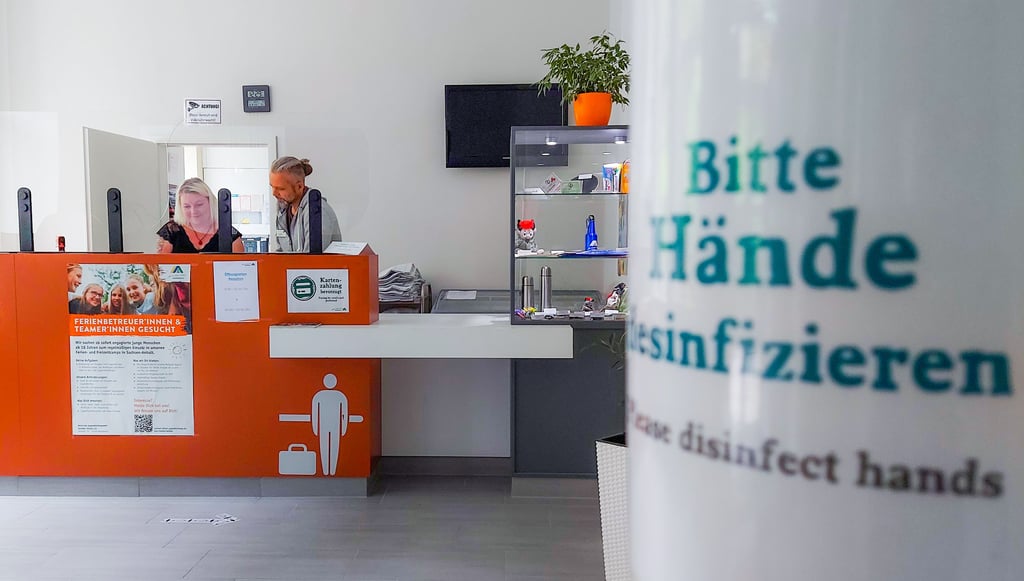 Seit zwei Monaten dürfen Sandra Baldrich und Michael Hesse an der Rezeption der Jugendherberge Thale im Corona-Modus wieder Gäste begrüßen.