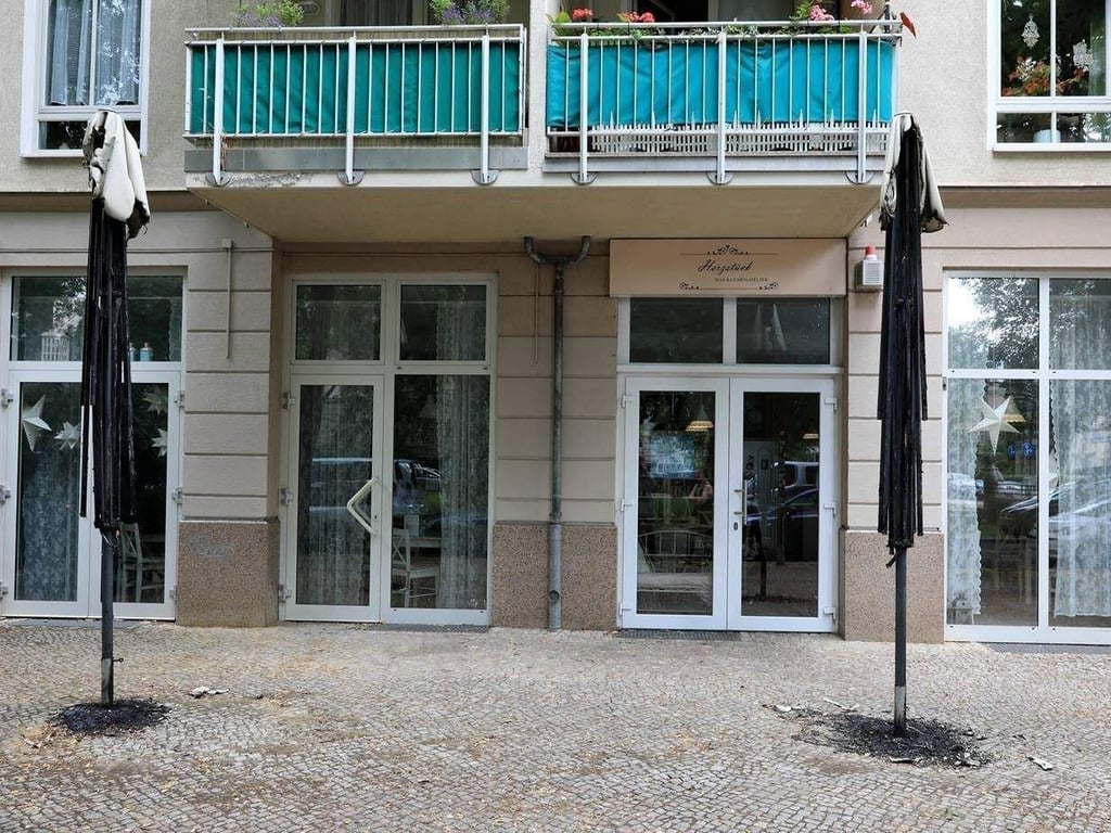 Zwei Mal, 2020 und in diesem Jahr, sind die Sonnenschirme vor einem Café in Stadtfeld-Ost angezündet worden. Nur durch Glück und das schnelle Handeln der Magdeburger Feuerwehr griff das Feuer nicht auf das Wohnhaus über. Auch bei diesen beiden Bränden wird der 23-Jährige von der Polizei als Täter geführt.