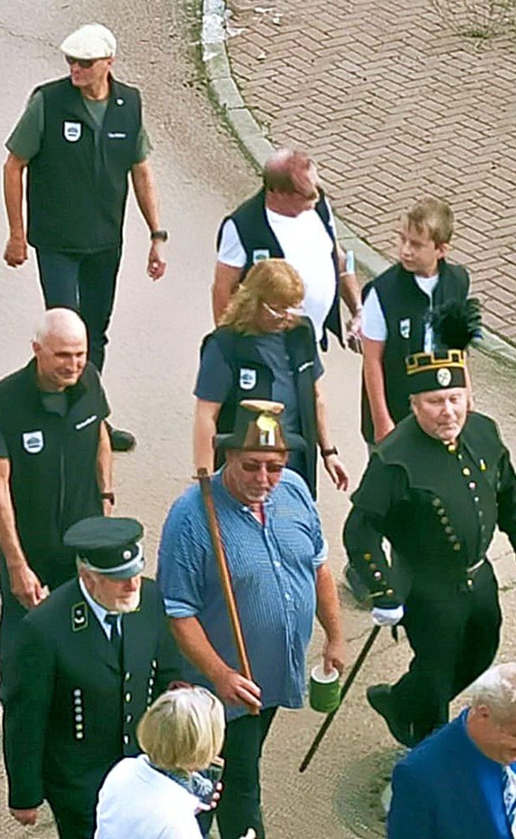Bekleidet in Uniformen ging es durch den Ort.