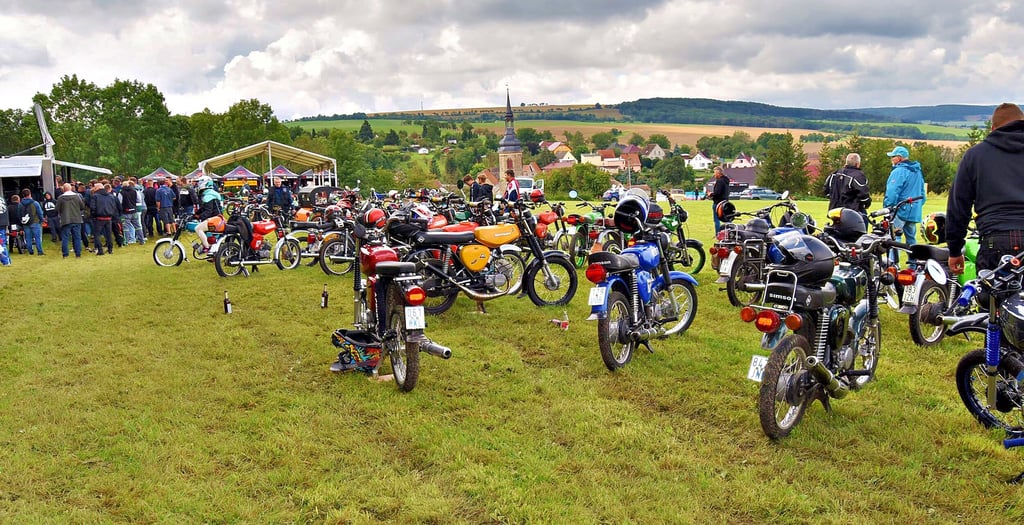 Blick über das Simson-Treffen in Bucha, das die Vielfalt der Modelle S 50 und S 51 in allen Farben zeigte.