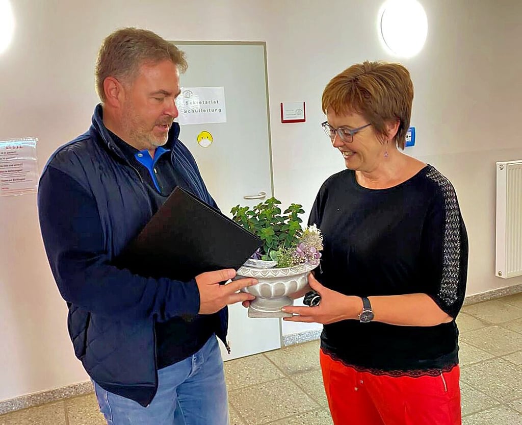 Der Verbandsgemeinde-Bürgermeister Michael Stöhr gratulierte Schulleiterin Silke Schatz zum Schulgeburtstag.