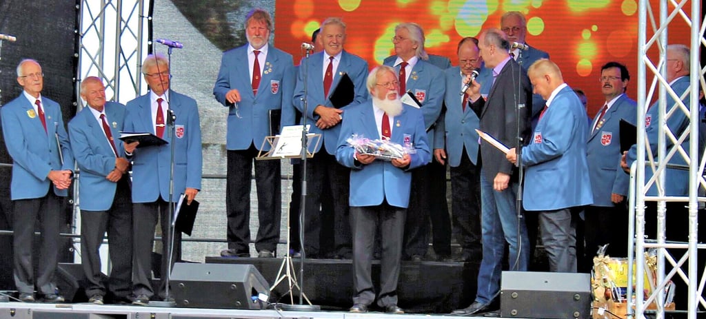 Der Männerchor Badersleben singt seit 40 Jahren unter der Leitung von Norbert Lübbecke (mit weißem Bart), der hier seine Auszeichnung erhält.