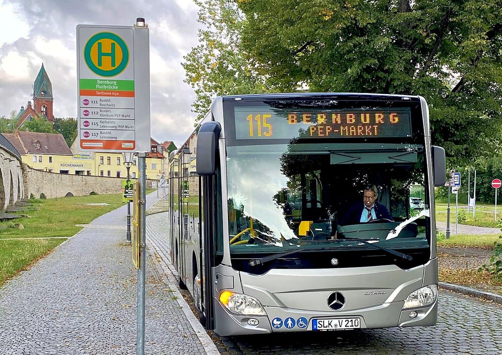 Der neue Citybus fährt in Bernburgs Norden nicht mehr an der Flutbrücke (Foto) los, sondern beginnt die Tour künftig in Strenzfeld.