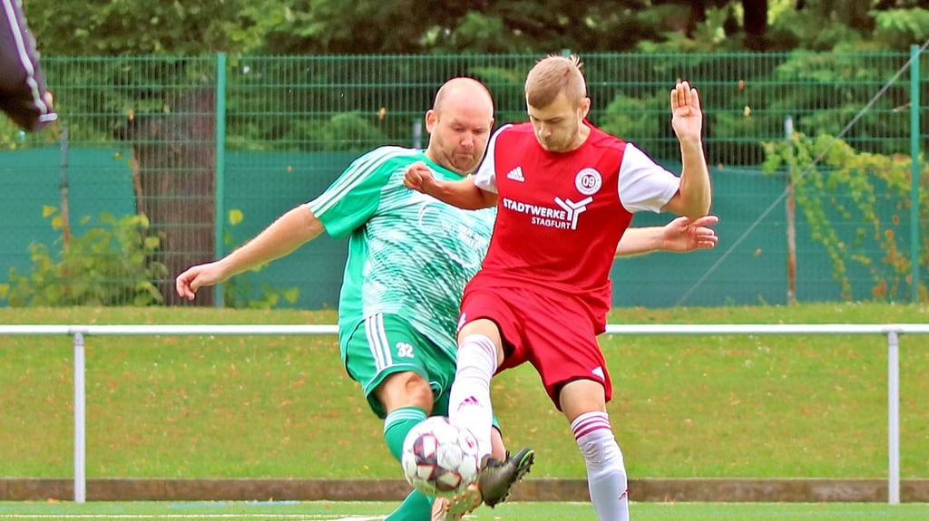 Sebastian Michael (links) erkämpfte sich mit Wolmirsleben/Unseburg/Tarthun bei Nico Klemmer und dem SV 09 Staßfurt II einen Punkt.