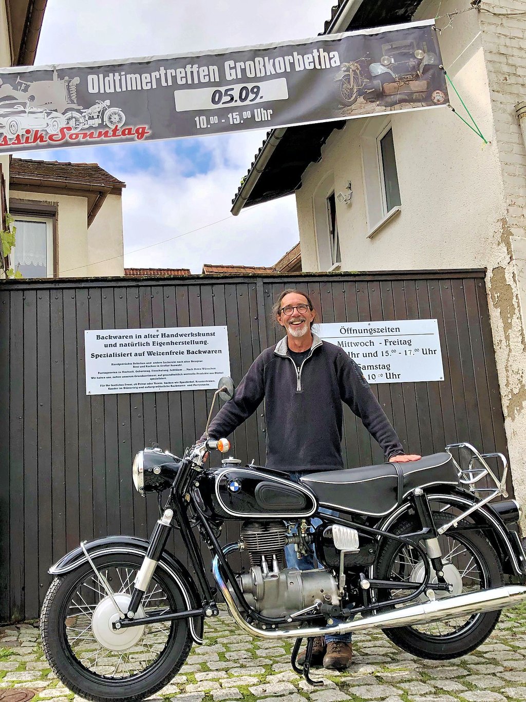 Ralf Woyack hat in Großkorbetha ein Treffen für Fans alter Motorräder organisiert. Er selbst besitzt zwei Oldtimer, hier das Modell R 27 von BMW, Baujahr 1965.