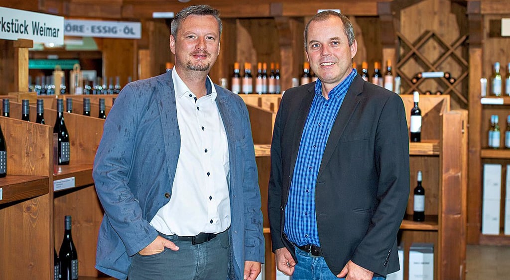 Sebastian Henze (l.), neuer Geschäftsführer des Weinbauverbandes Saale-Unstrut, an der Seite von Weinbaupräsident Hans Albrecht Zieger.