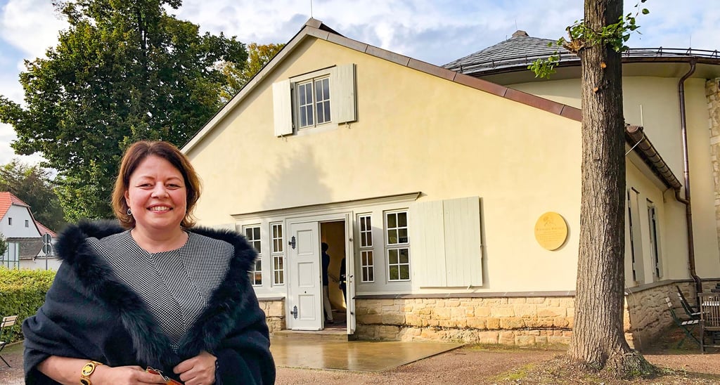 Angelika Klinz vor dem Goethe-Theater