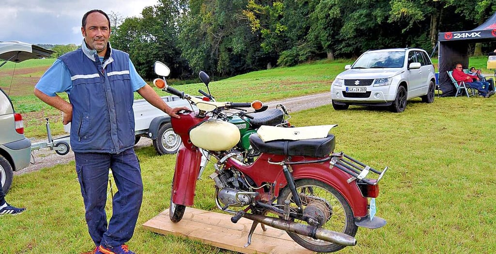 Dominique Sievers aus Langeneichstädt brachte seinen ?Star? Baujahr 1971 mit, für die Fahrt zur Arbeit kommt der dahinterstehende S 51 zum Einsatz.