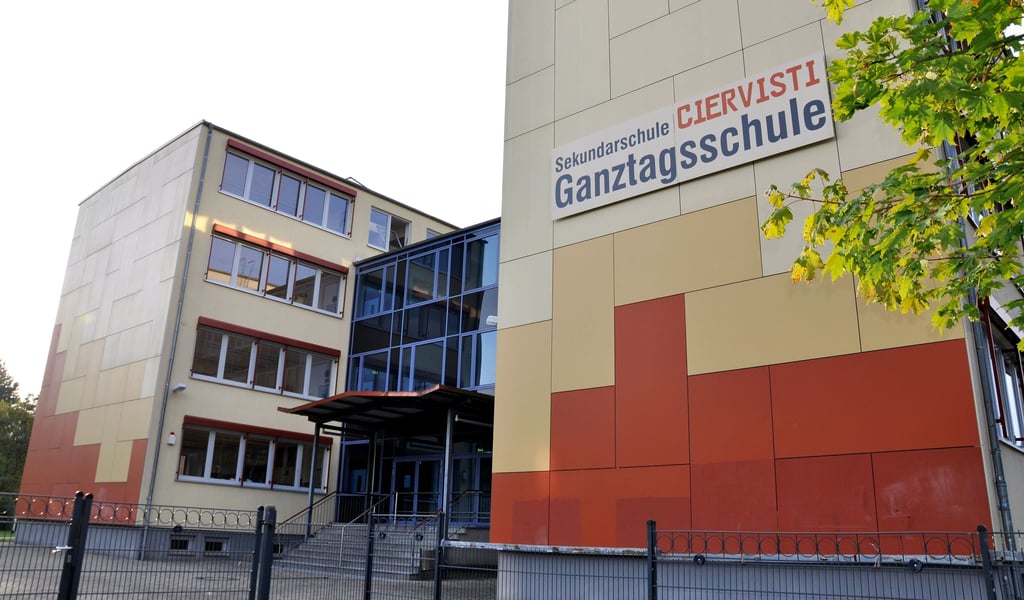 Modern präsentiert sich die Zerbster Ganztagsschule von außen. Im Inneren mangelt es an ausreichend Räumen, auch Lehrer fehlen.