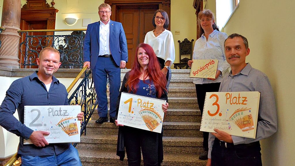 Das Logo-Wettbewerbs-Treppchen (von links): Christian Jakobs (Platz 2), Anke Rieß (Platz 1) und Andy Höfer (Platz 3). Ausgezeichnet wurde von Oberbürgermeister Bert Knoblauch und Julia Teige von den Stadtwerken mit einem Sonderpreis auch Yvetta Schöne.