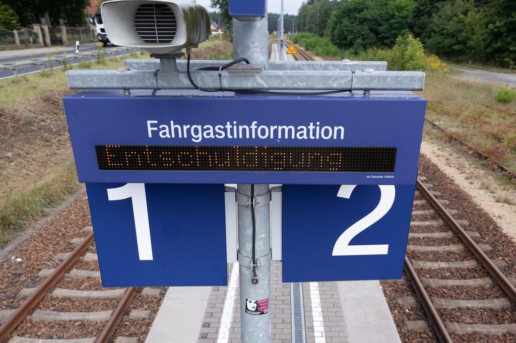 Eine Anzeigetafel an einem Bahnhof in Sachsen.