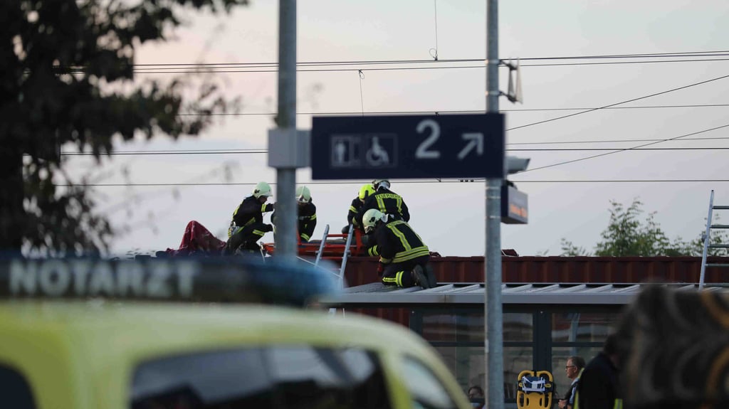 Auf einem Bahnhofgelände im sächsischen Niesky wurden zwei Jugendliche verletzt.