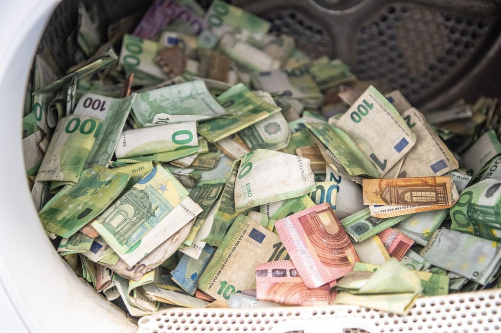 Bei der Flutkatastrophe beschädigte Euro-Banknoten werden bei der Bundesbank in Mainz in einem handelsüblichen Wäschetrockner getrocknet.