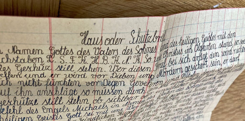 Mit magischen und religiösen Formeln sollte dieser Schutzbrief das Leben seiner Trägerin behüten.