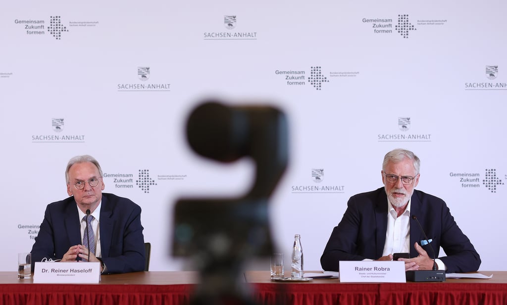 Reiner Haseloff (CDU, l), Ministerpräsident von Sachsen-Anhalt, und Rainer Robra (CDU), Chef der Staatskanzlei, während einer Pressekonferenz.