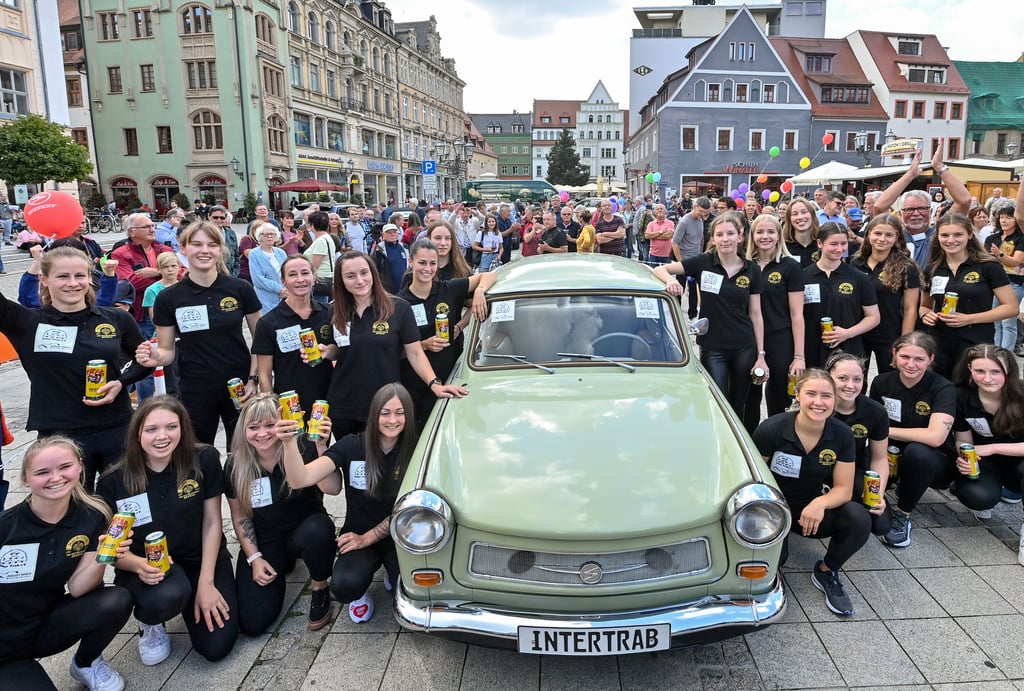 20 junge Frauen haben sich in einen einzigen Trabant gequetscht.