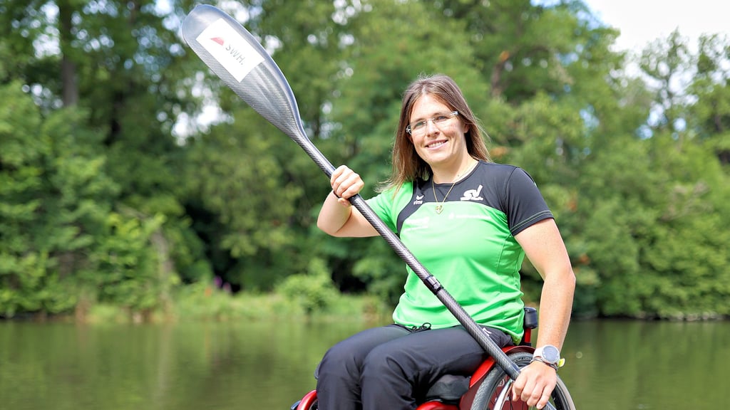 Parakanutin Anja Adler ist vor ihrem Abflug nach Tokio gut gelaunt.