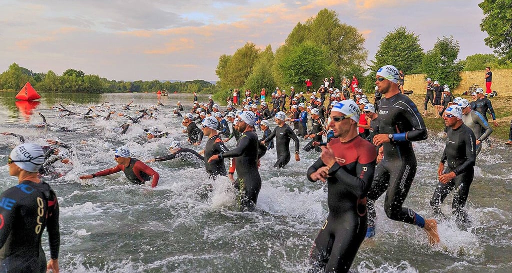 Der Start des Triathlons "Hölle von Q" ist um kurz vor 7 Uhr am Ditfurter See.