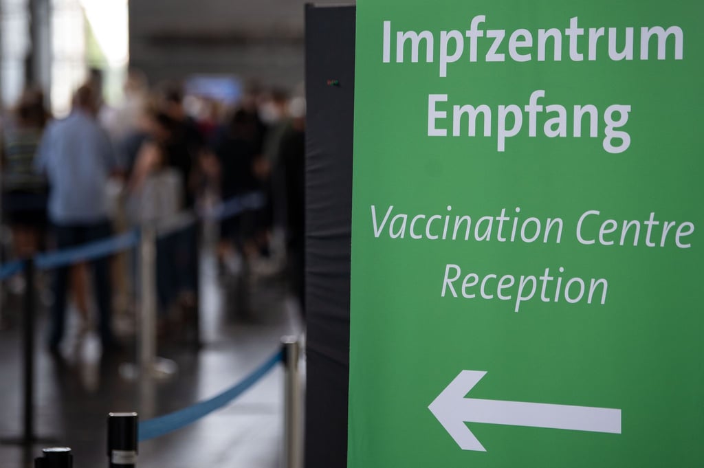 Eingang des Impfzentrums auf dem Messegelände in Hannover.