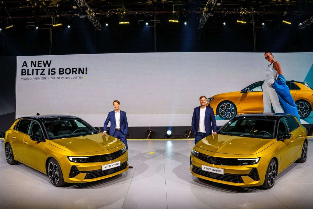 Uwe Hochgeschurtz (l), Opelchef in Deutschland, und Jürgen Klopp, Trainer des FC Liverpool und Markenbotschafter, präsentieren den neuen Opel Astra im Opelwerk Rüsselsheim.