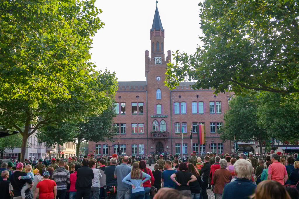 Zuschauer beobachten auf dem Marktplatz den Übergabeapell der Unteroffiziersschule des Heeres.