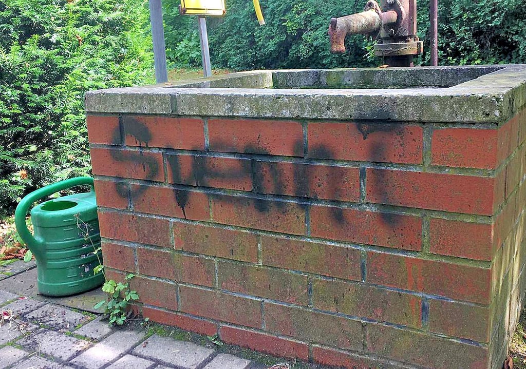 Sogar ein Wasserauffangbecken wurde von den bislang unbekannten Tätern mit einem Namenszug versehen.