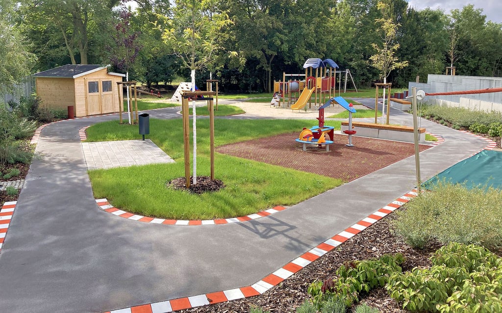 Die neue Kita Nelkenweg in Leuna hat ein 5.500 Quadratmeter großes Außengelände mit zwei Spielplätzen und einem Fußballfeld.