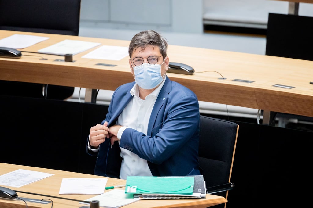 Justizsenator Dirk Behrendt (Bündnis 90/Die Grünen) sitzt im Berliner Abgeordnetenhauses.
