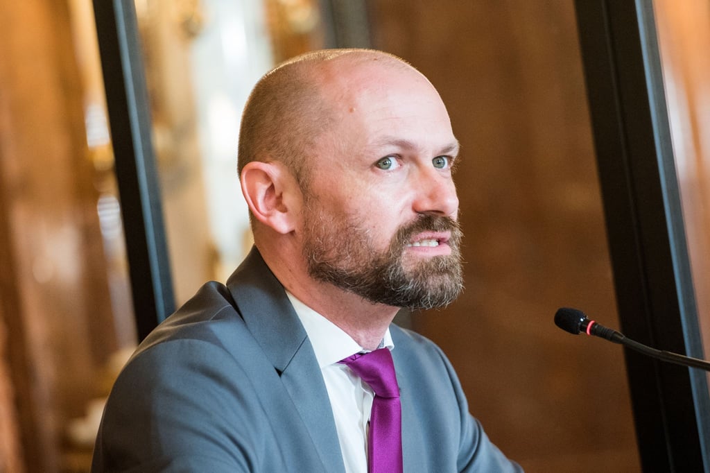 Marcel Schweitzer, Hamburgs Senatssprecher, spricht während einer Landespressekonferenz im Rathaus.
